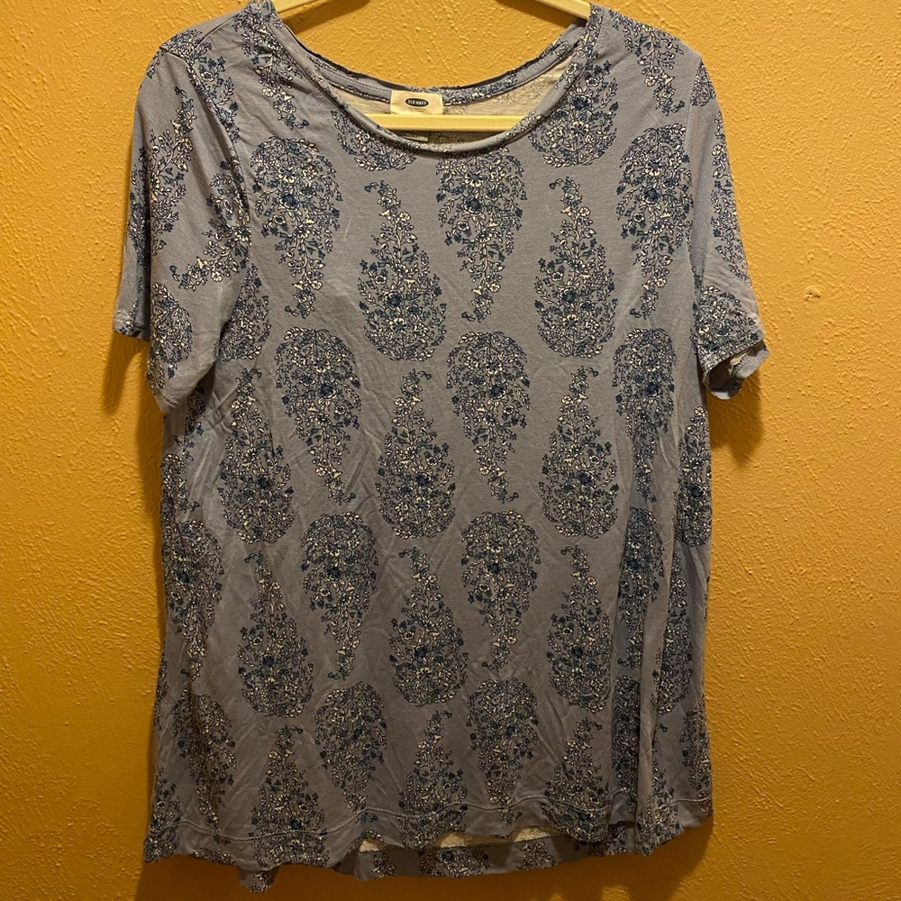 Old navy patterned T-shirt